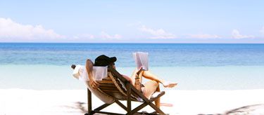 jeune femme lisant devant la plage